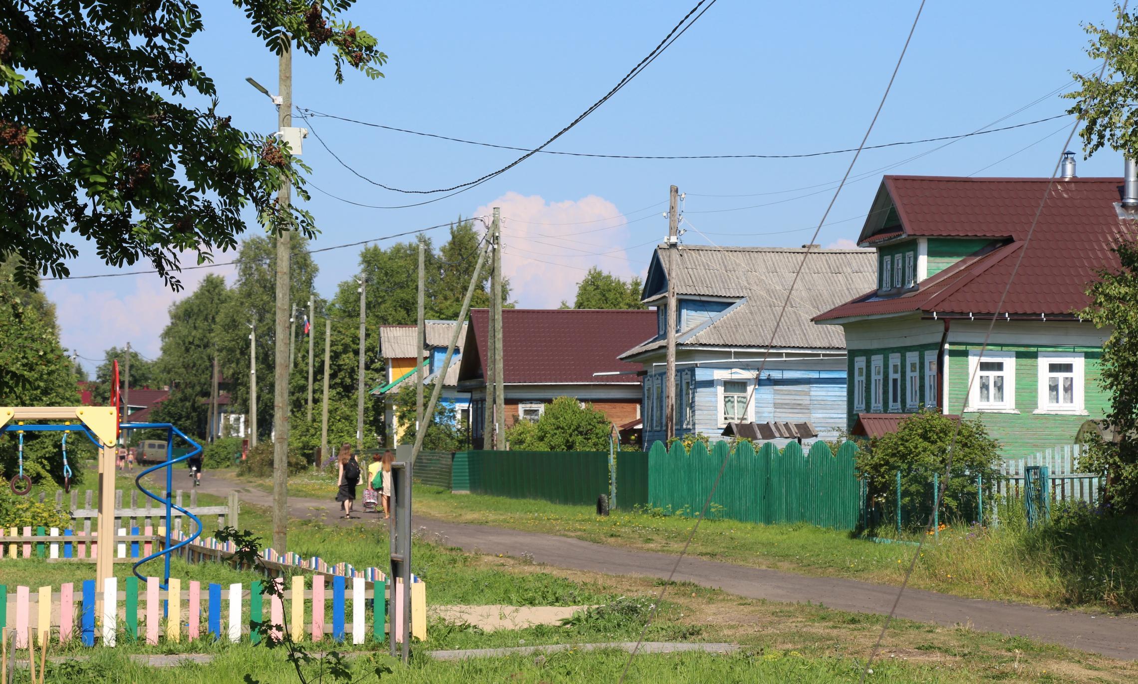 Вид на центральную сельскую улицу