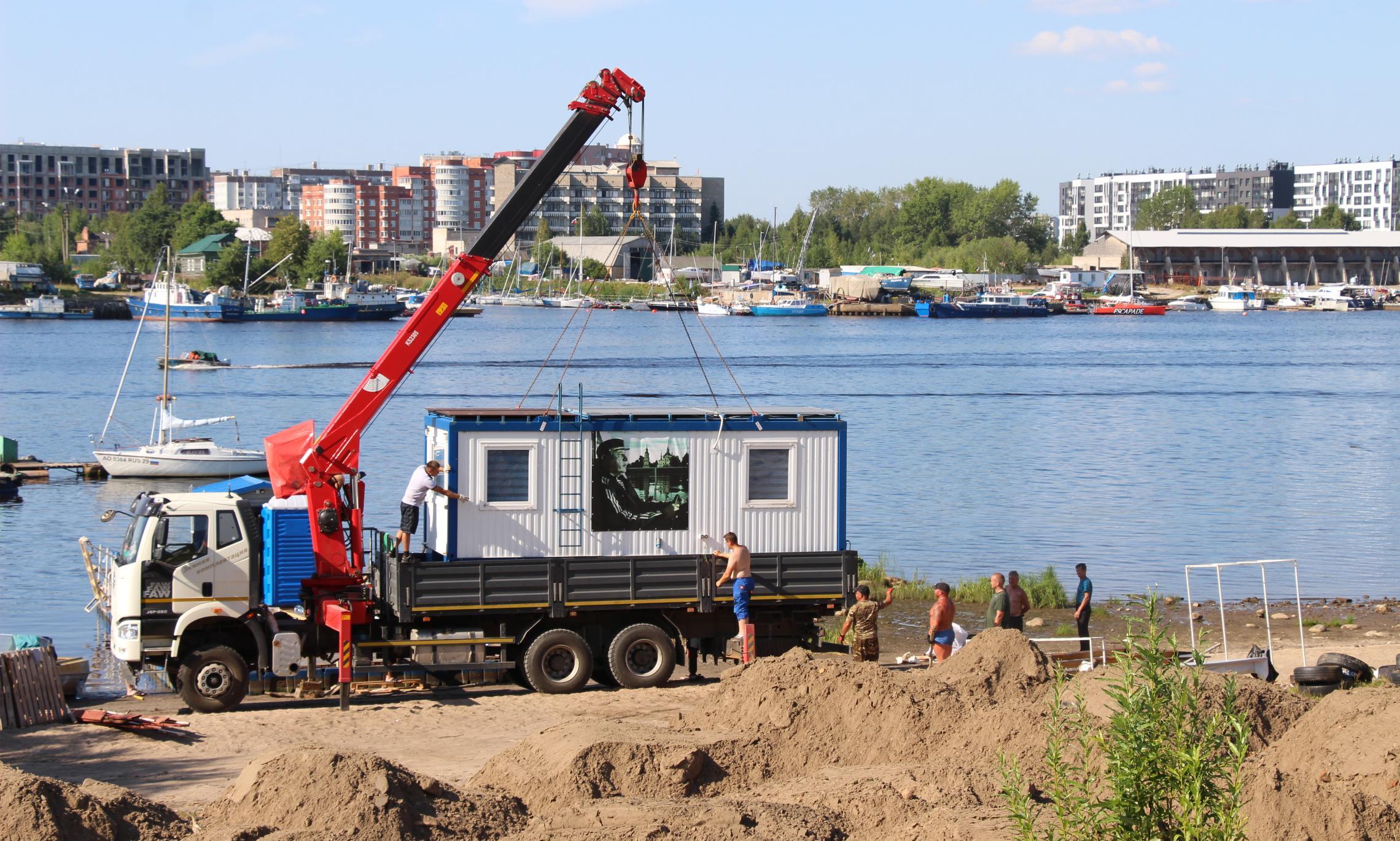 Погрузка плота в Архангельске. Фото Романа Филковского