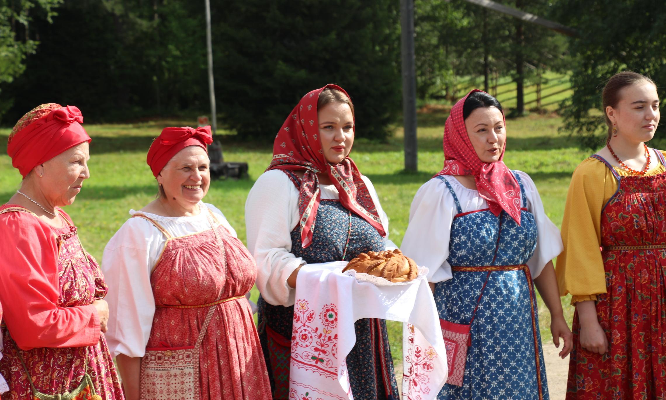 В Малых Корелах бабушек встретила «Новиця»