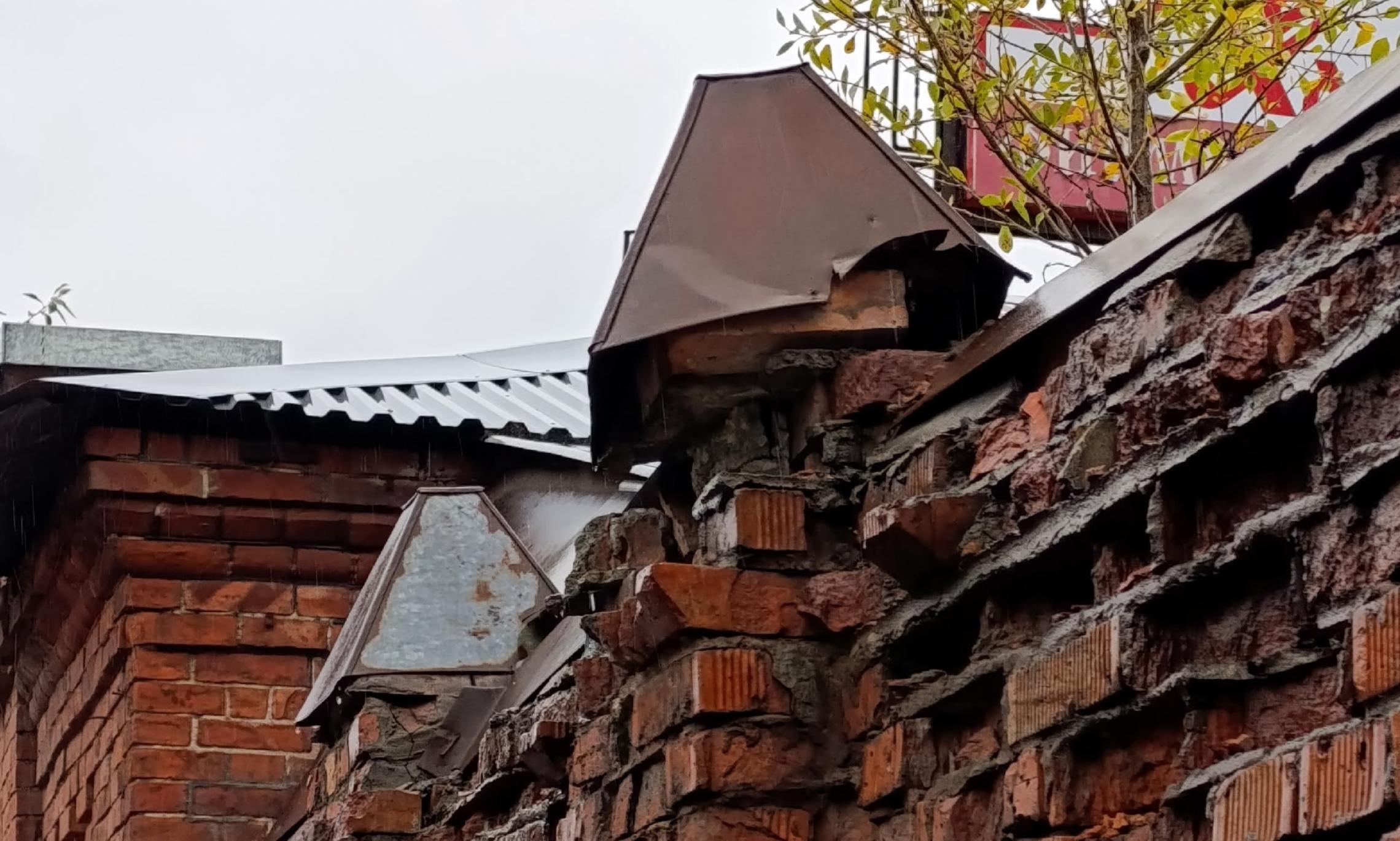 Декоративные навершия скоро тоже будут на тротуаре. Фото Романа Филковского