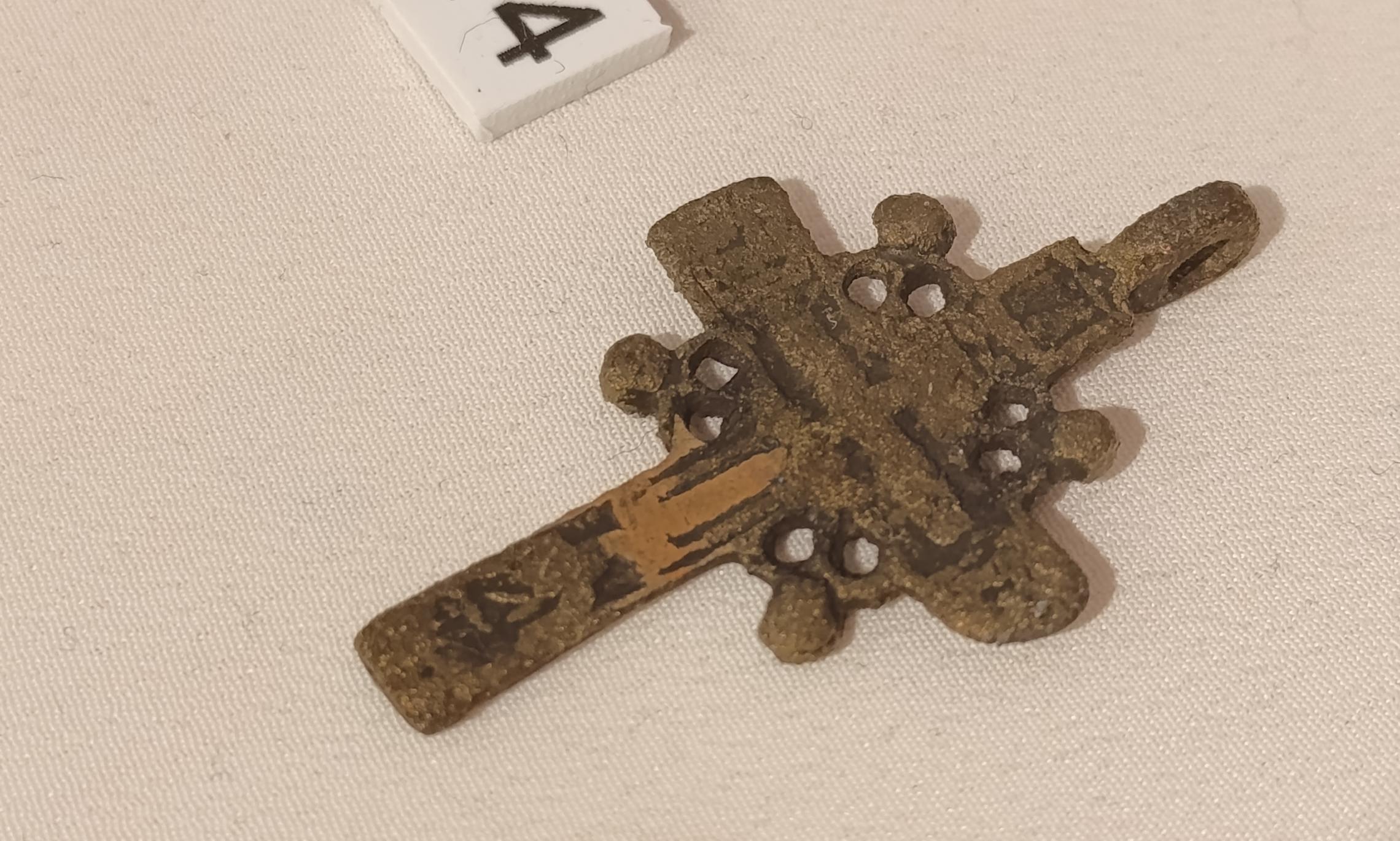 Нательный крестик XVII–XVIII вв. Фото Романа Филковского