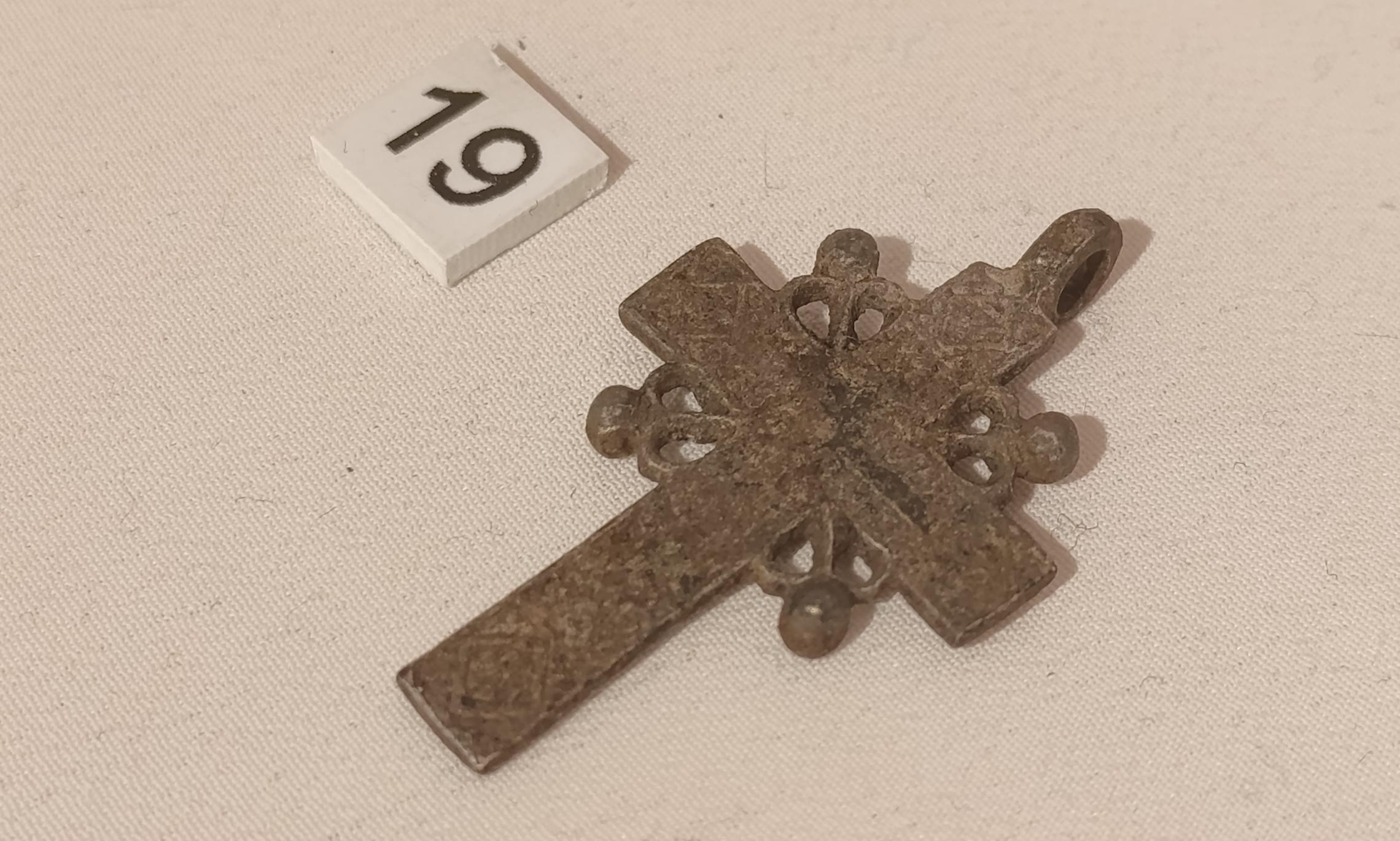 Нательный крестик XVII–XVIII вв. Фото Романа Филковского