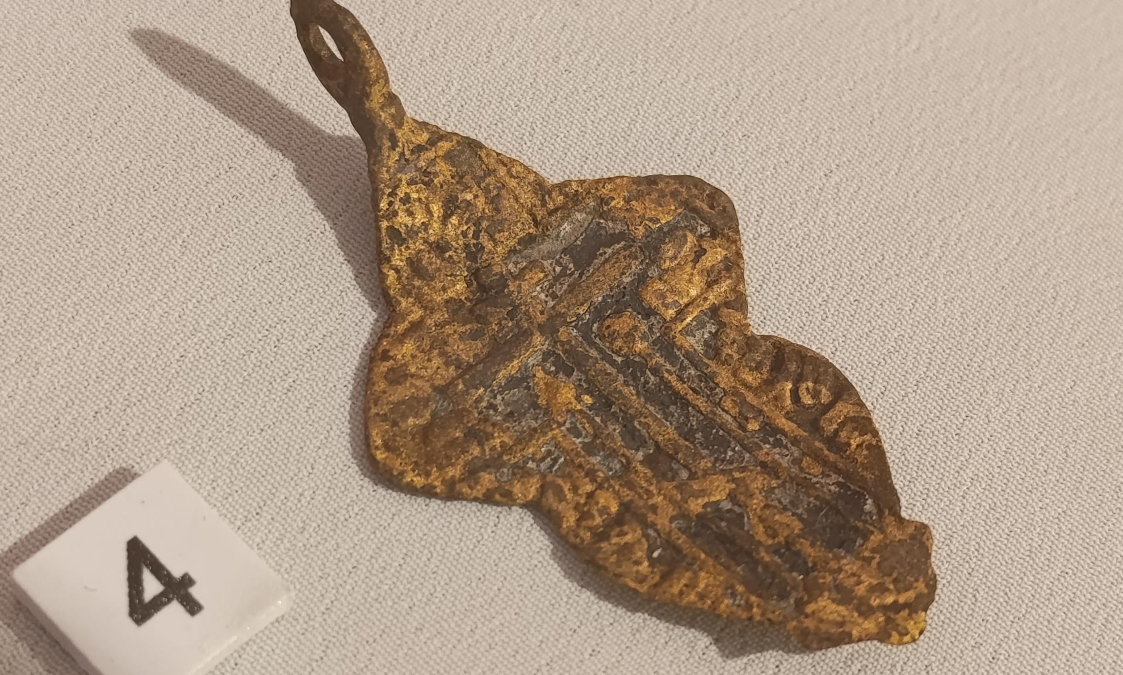 Нательный крестик XVII–XVIII вв. Фото Романа Филковского