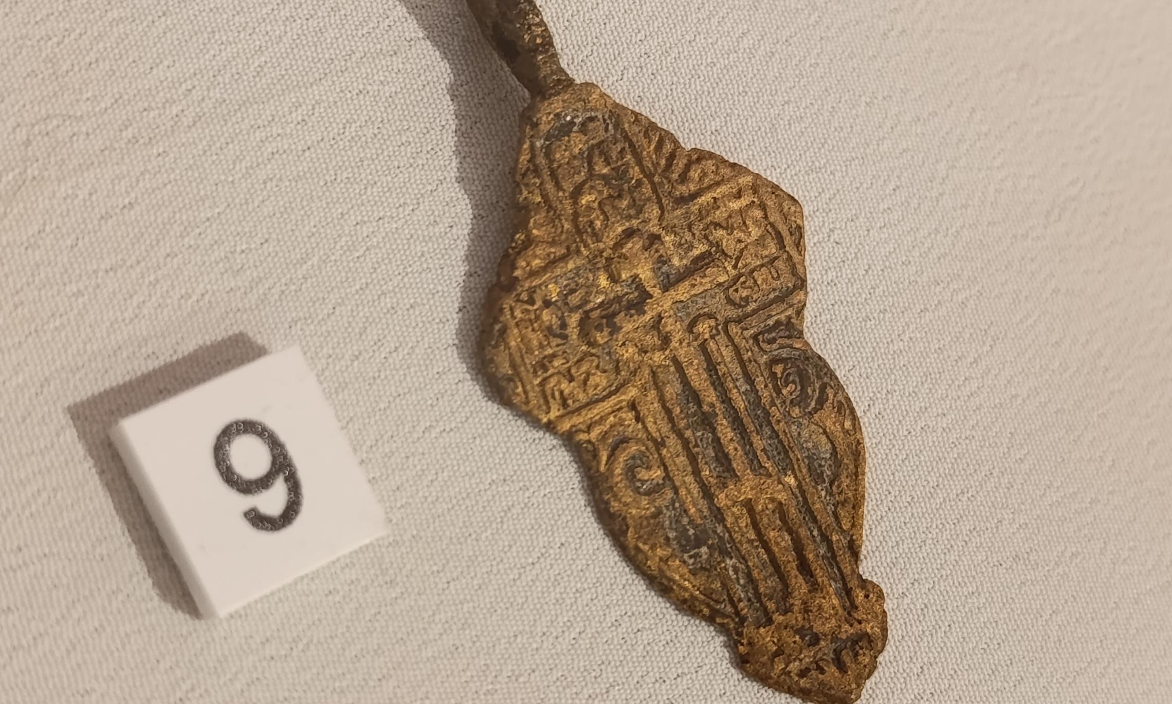 Нательный крестик XVII–XVIII вв. Фото Романа Филковского