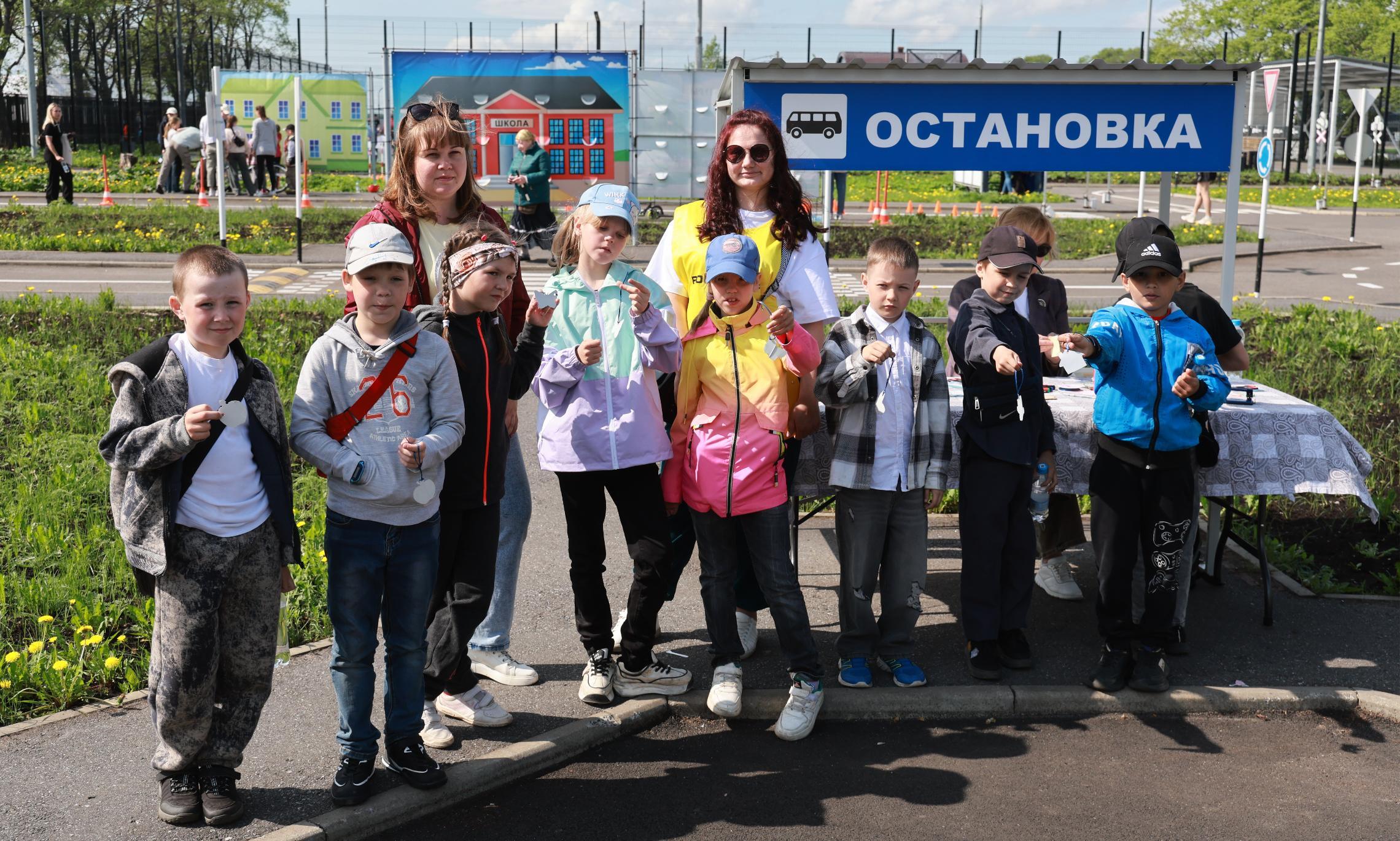Социальный педагог Анна Волкова и ученики Заостровской средней школы