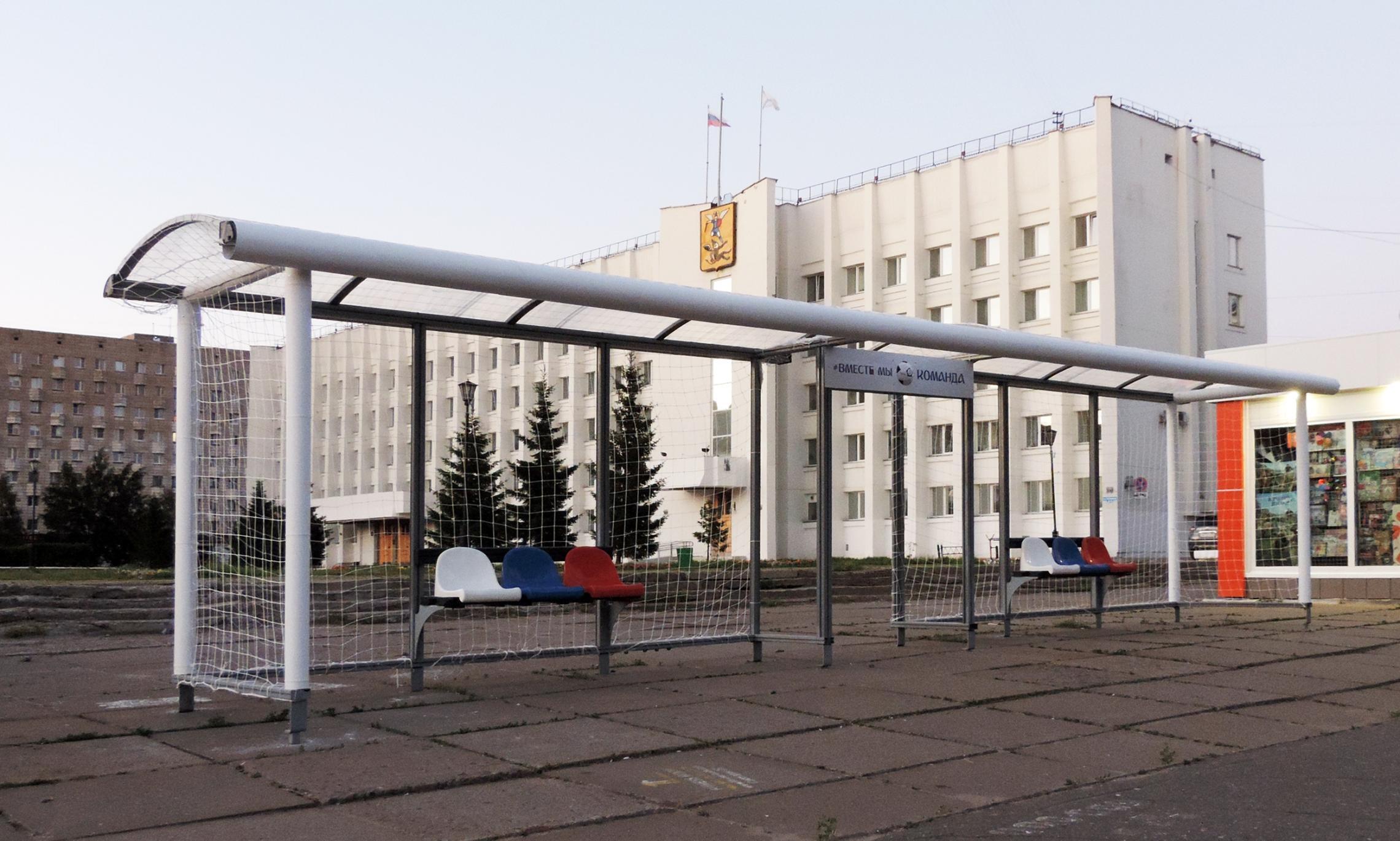 Футбольная остановка в Центре Архангельска. Фото городской администрации